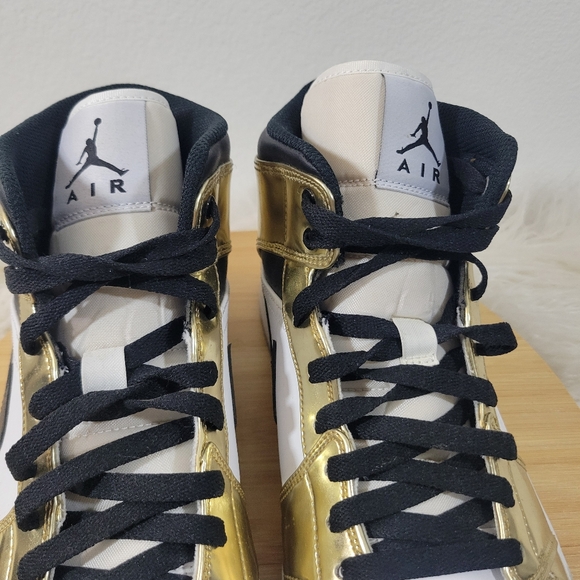 NIKE Air Jordan 1 Mid SE Mens Metallic Gold lace up sneakers DC1419-700 (2020) - Picture 6 of 9